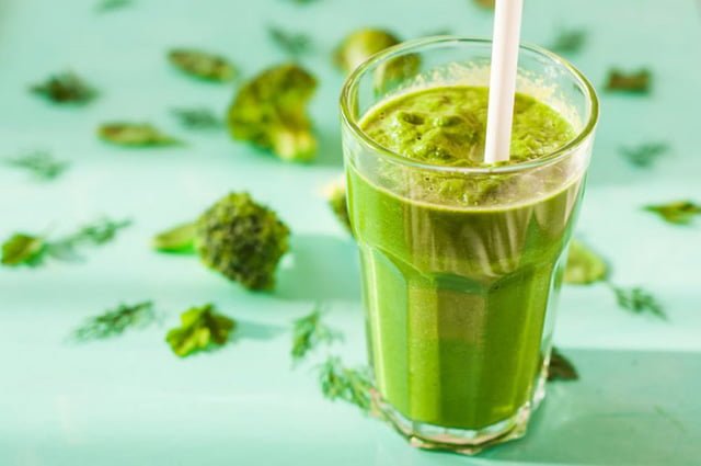 smoothies-broccoli-apple-carrots